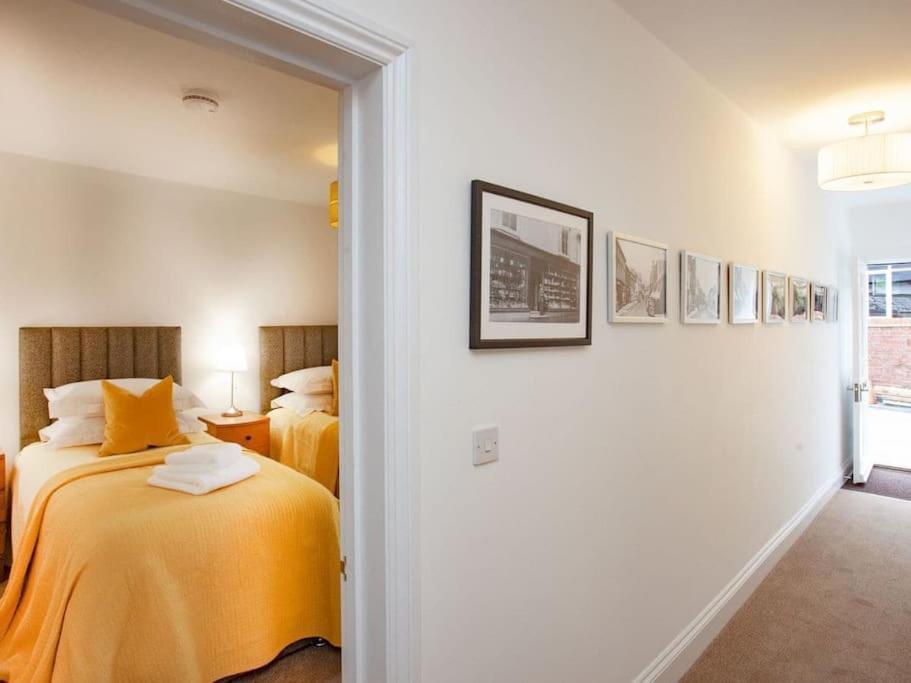 2 Central, Spacious, Apartment With Private Patio Sidmouth Exterior photo