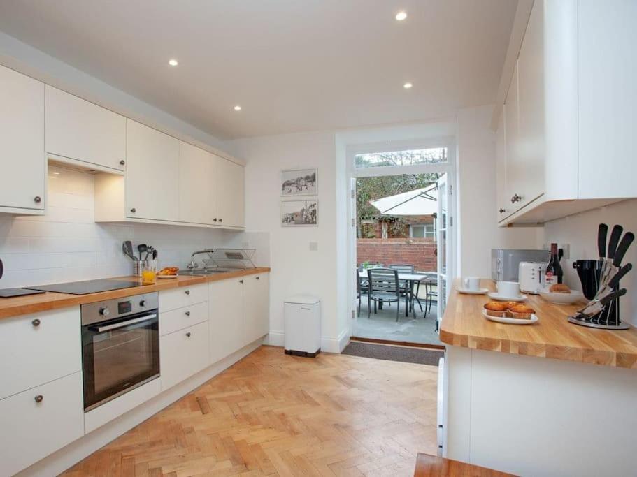 2 Central, Spacious, Apartment With Private Patio Sidmouth Exterior photo